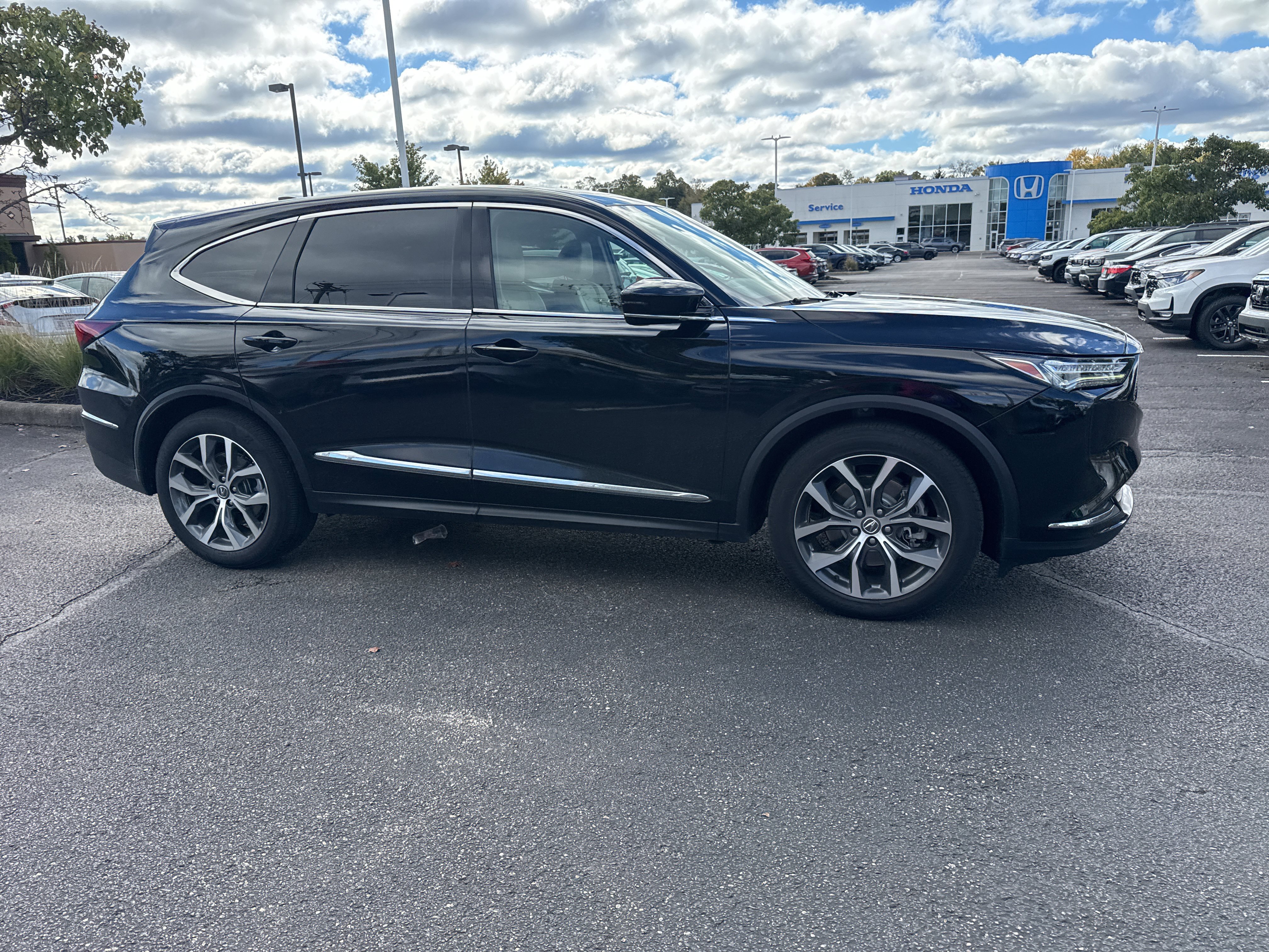 Used 2023 Acura MDX w/ Technology Package AWD/4WD image 28
