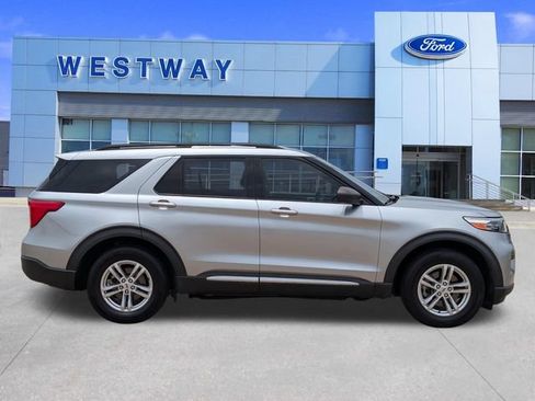 Used 2022 Ford Explorer XLT RWD image 2