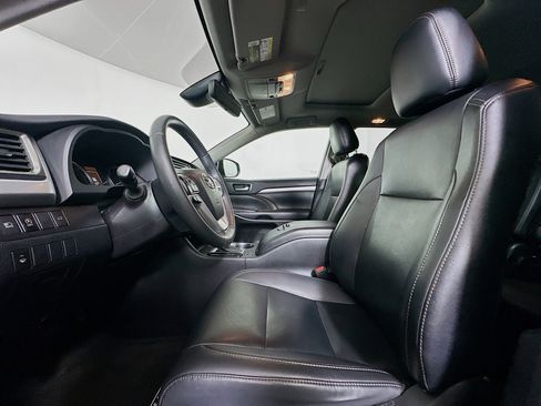 Used 2019 Toyota Highlander XLE FWD image 13