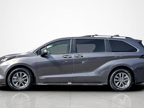 Certified 2021 Toyota Sienna XLE FWD image 2