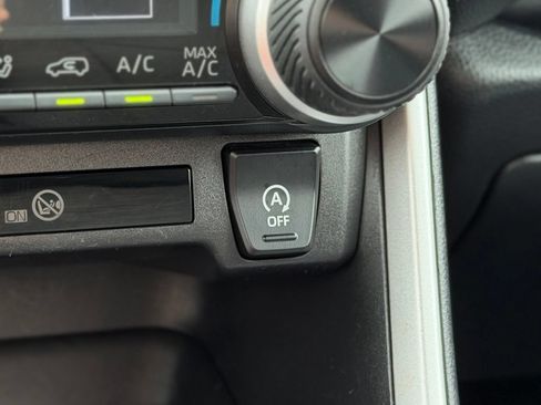 Used 2021 Toyota RAV4 LE AWD/4WD image 18