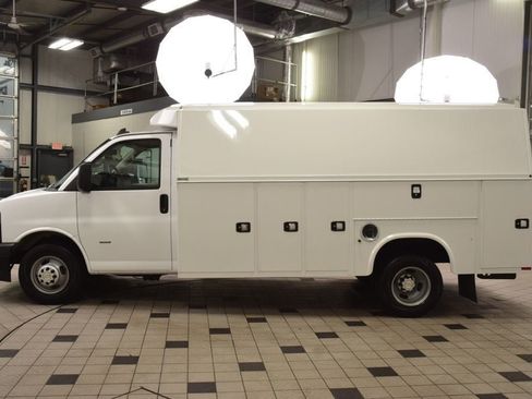 Used 2023 Chevrolet Express 3500 w/ Power Convenience Package RWD image 3