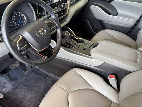 Used 2021 Toyota Highlander XLE AWD/4WD image 11