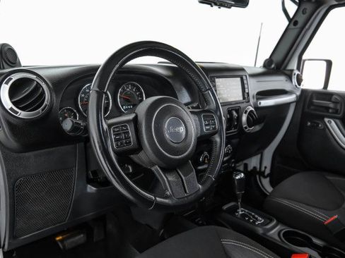 Used 2014 Jeep Wrangler Unlimited Sahara w/ Dual Top Group AWD/4WD image 12