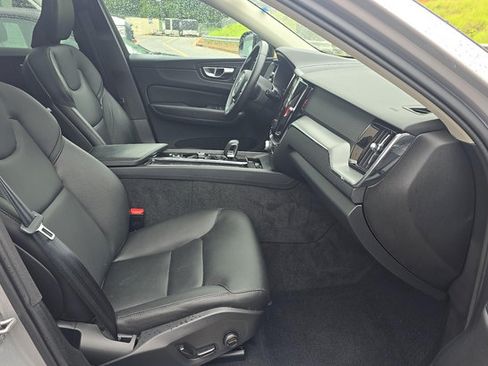 Used 2025 Volvo XC60 B5 Core AWD/4WD image 11