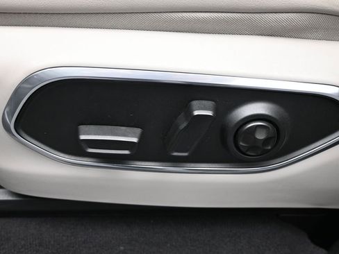 Used 2024 Jeep Wagoneer L Series II w/ Flexible Seating Group image 12