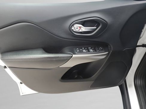 Used 2019 Jeep Cherokee Latitude w/ Cold Weather Group image 22