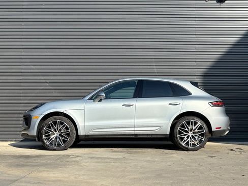 Certified 2025 Porsche Macan image 2