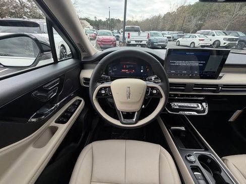 New 2026 Lincoln Corsair Premiere image 9