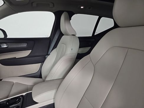 Certified 2024 Volvo XC40 B5 Plus w/ Climate Package image 17