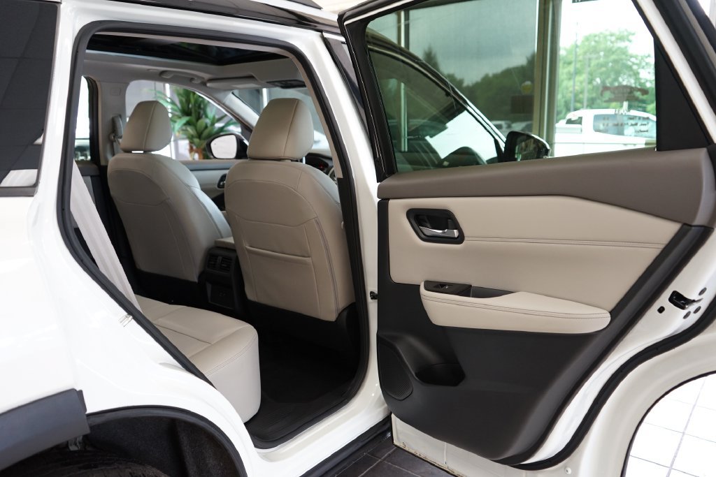 Used 2023 Nissan Rogue SL AWD/4WD image 45