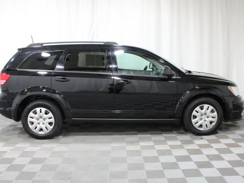 Used 2020 Dodge Journey SE w/ SE Popular Equipment Group FWD image 2