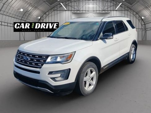 Used 2016 Ford Explorer XLT image 3