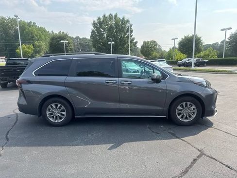 Used 2025 Toyota Sienna XLE w/ XLE Plus Package FWD image 8