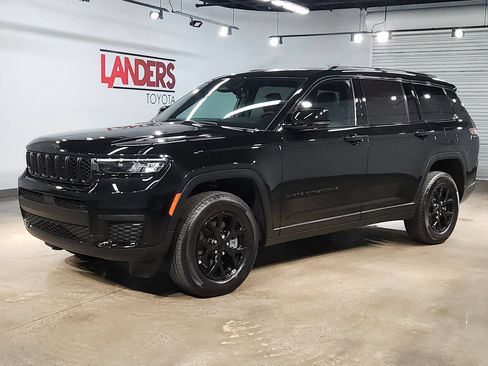 Used 2025 Jeep Grand Cherokee L Laredo RWD image 3
