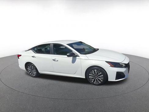 Used 2025 Nissan Altima 2.5 SV FWD image 2