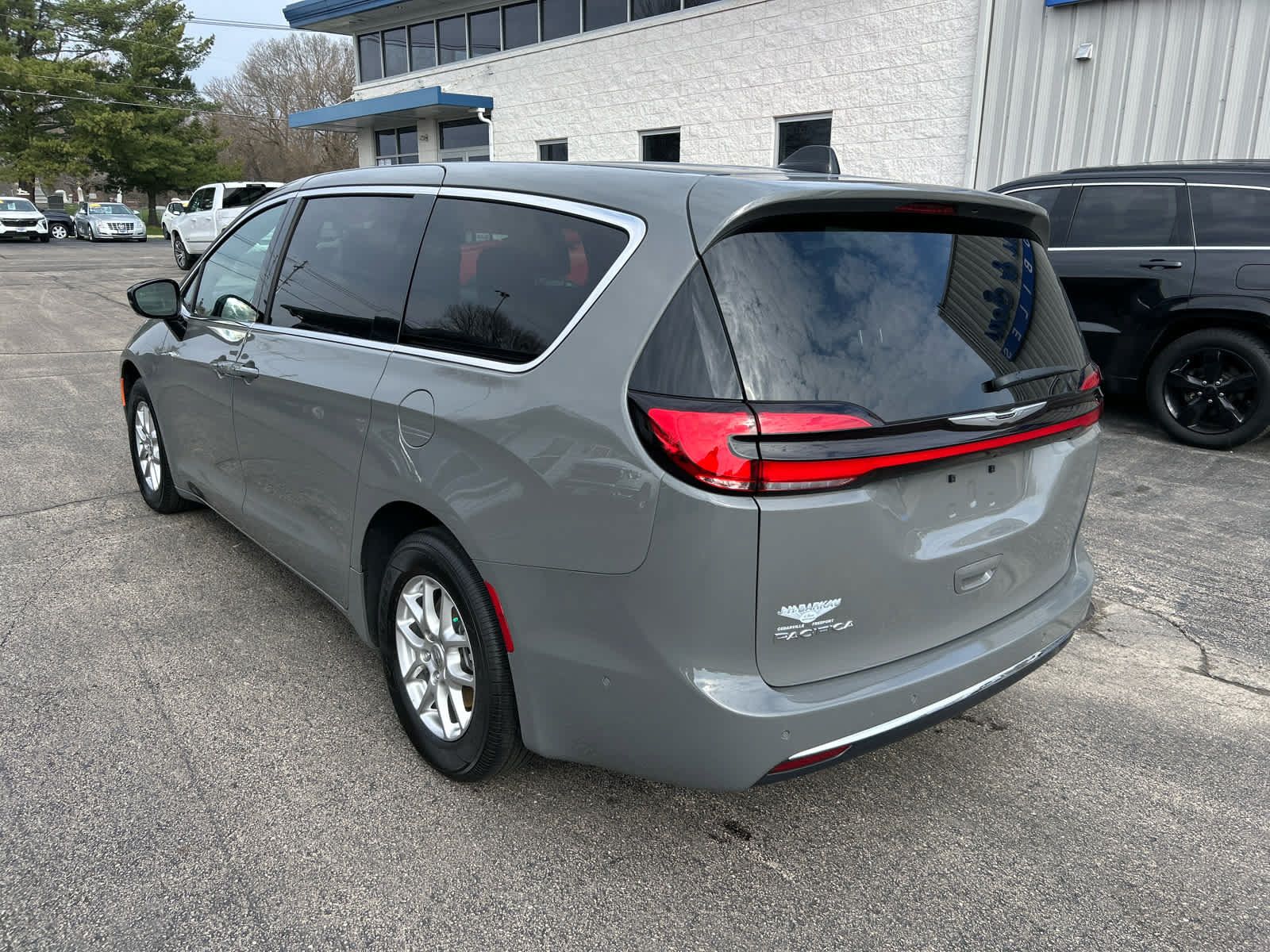 Used 2025 Chrysler Pacifica Select FWD image 5