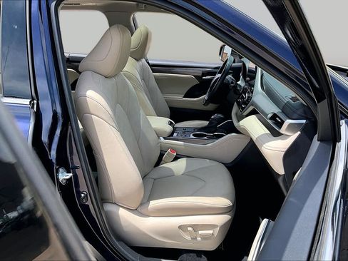 Used 2023 Toyota Highlander Platinum FWD image 9