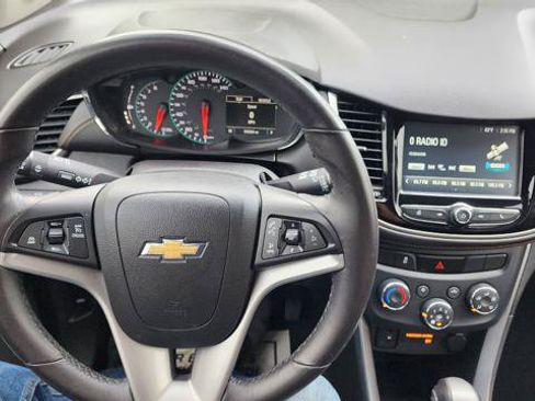 Used 2017 Chevrolet Trax LT w/ LT Convenience Package FWD image 17