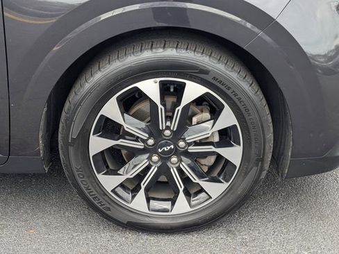 Used 2022 Kia Carnival EX image 11