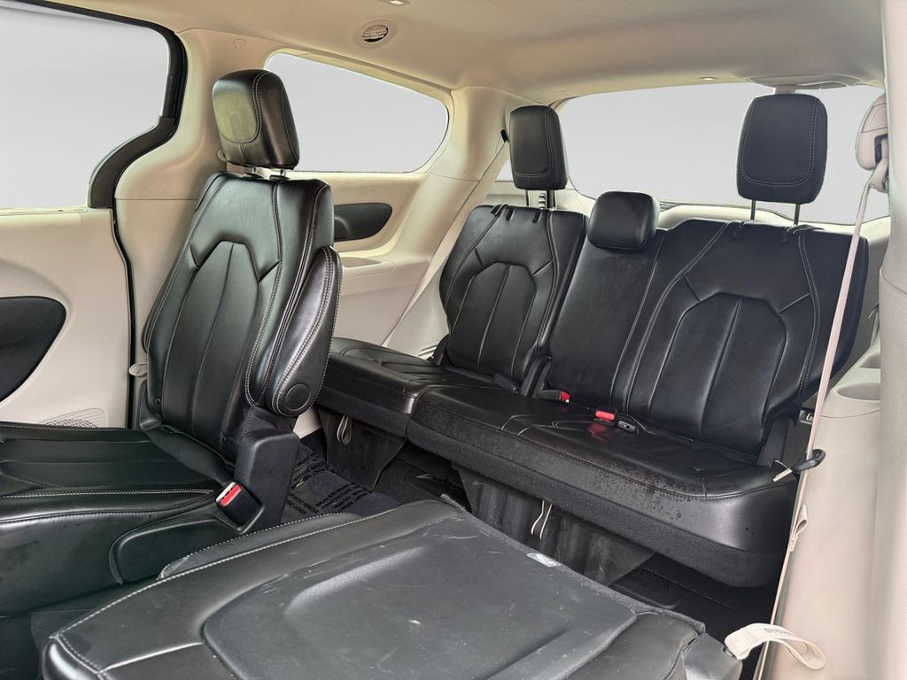 Used 2024 Chrysler Pacifica Touring-L FWD image 38