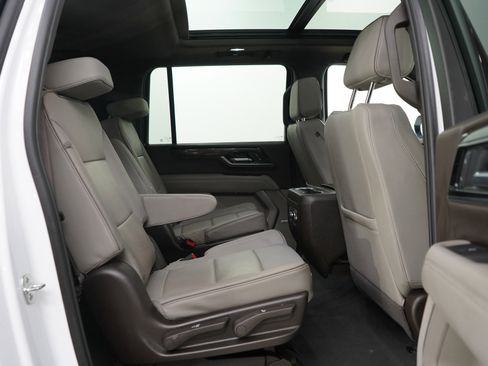 Used 2025 GMC Yukon XL Elevation w/ Technology Package AWD/4WD image 12