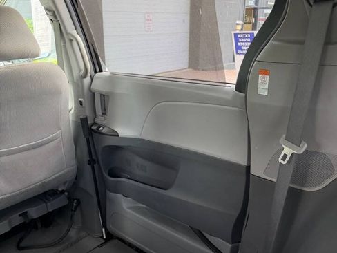 Used 2018 Toyota Sienna LE FWD image 31