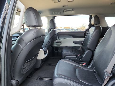 Used 2024 Kia Carnival LX FWD image 12
