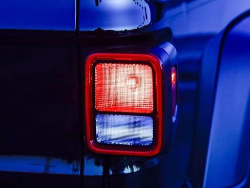 Used 2023 Jeep Gladiator Sport image 10