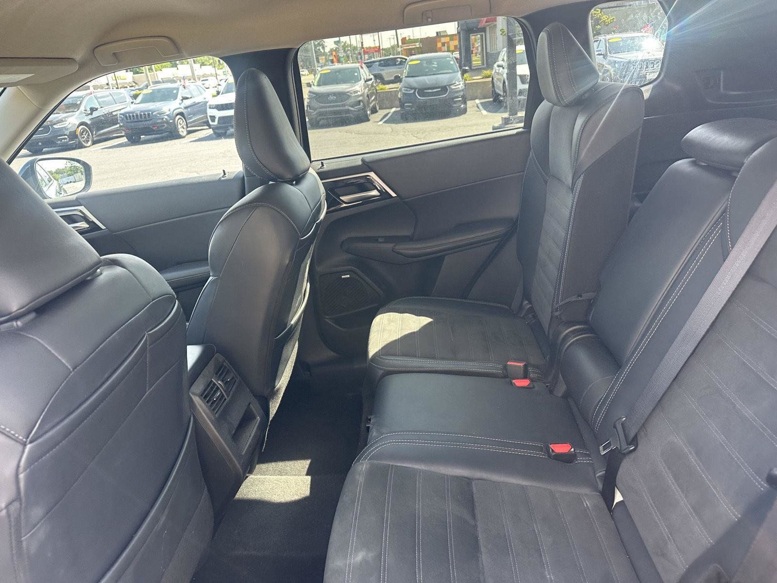 Used 2025 Mitsubishi Outlander SE FWD image 24