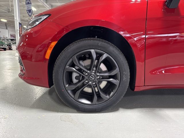 New 2026 Chrysler Pacifica Select AWD/4WD image 11