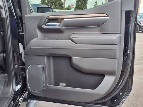 Used 2025 Chevrolet Silverado 1500 LT Trail Boss w/ Convenience Package II AWD/4WD image 16