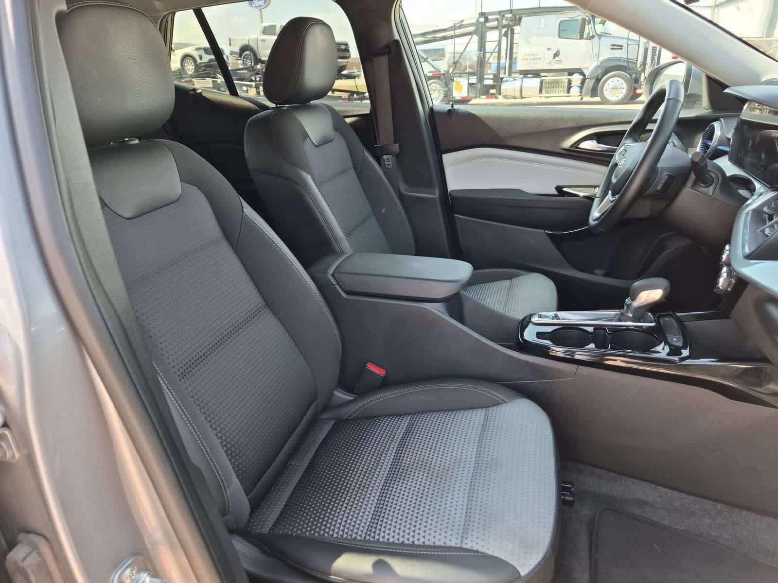 Used 2025 Chevrolet Trax LT w/ LT Convenience Package FWD image 26