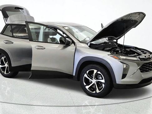 Used 2024 Chevrolet Trax RS w/ Sunroof Package FWD image 11