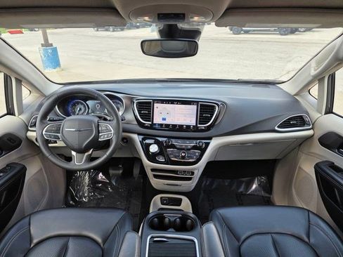 Used 2023 Chrysler Pacifica Touring-L FWD image 21