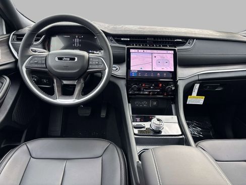 New 2025 Jeep Grand Cherokee Limited image 9