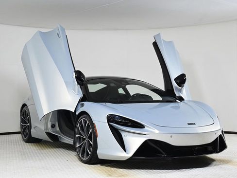Used 2023 McLaren Artura image 23