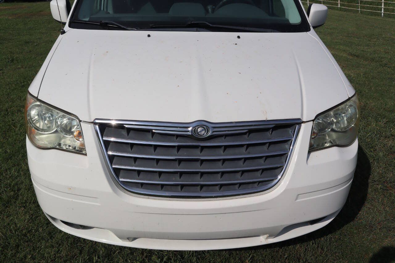 Used 2010 Chrysler Town & Country Touring FWD image 17