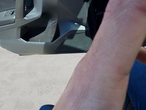 Used 2021 Volkswagen Tiguan SE w/ Panoramic Sunroof Package image 21