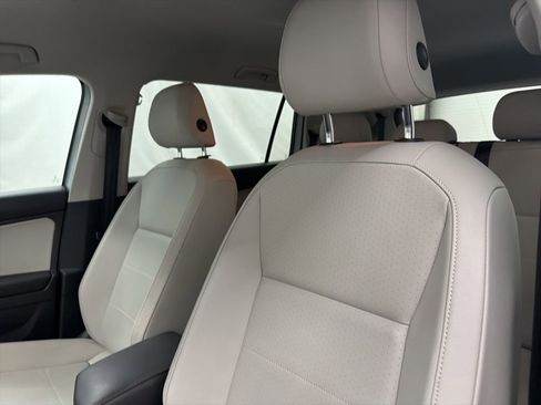 Used 2018 Volkswagen Tiguan SE FWD image 14
