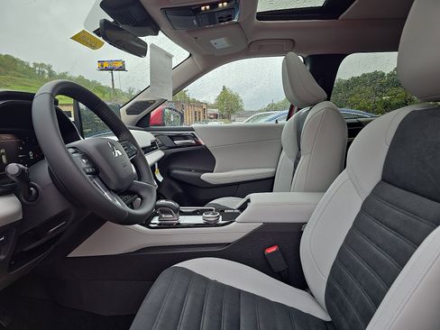 New 2025 Mitsubishi Outlander SE image 11