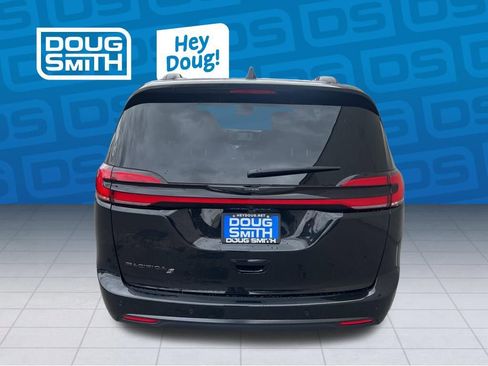 New 2026 Chrysler Pacifica Select FWD image 5