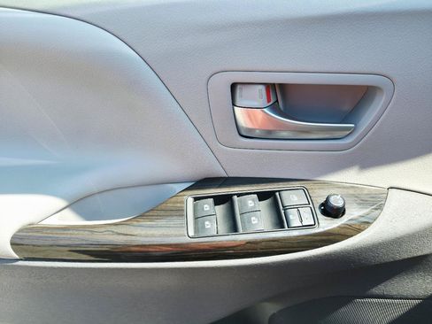 Used 2015 Toyota Sienna XLE FWD image 25