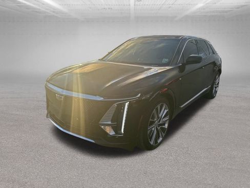 Certified 2025 Cadillac Lyriq Luxury image 2