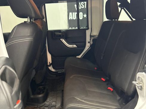Used 2014 Jeep Wrangler Unlimited Sahara w/ Connectivity Group AWD/4WD image 9
