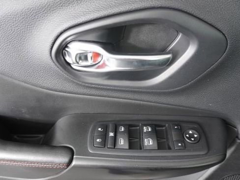 Used 2019 Jeep Cherokee Trailhawk w/ Comfort/Convenience Group AWD/4WD image 20