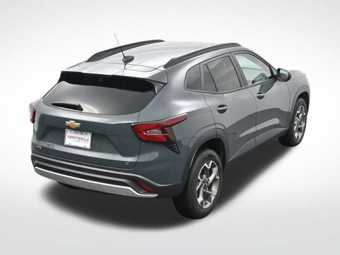 Used 2025 Chevrolet Trax LT FWD image 24