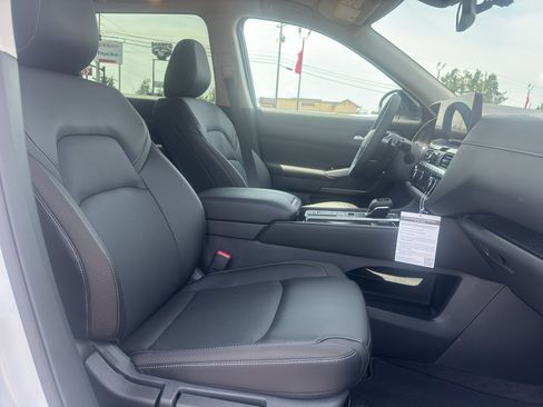 Used 2026 Nissan Pathfinder SL FWD image 16