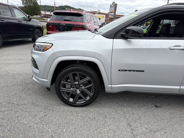 Used 2025 Jeep Compass Limited w/ High Altitude Package AWD/4WD image 11