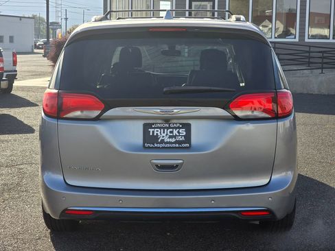 Used 2019 Chrysler Pacifica Touring-L image 4
